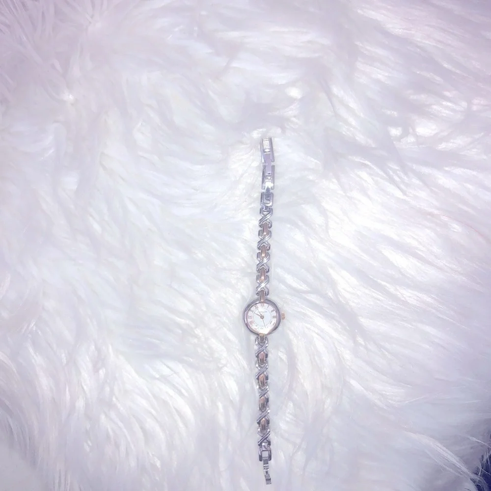 ✨ ANNE KLEIN GOLD AND SILVER LADIES WATCH✨ GENTLY WORN - Picture 2 of 6